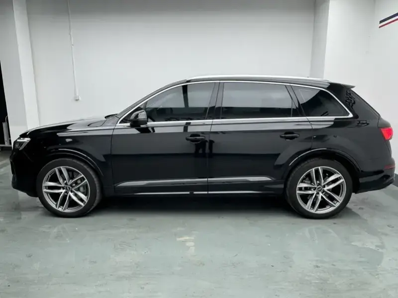 2025 Audi Q7 с пробегом 26 000 км