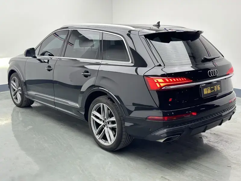 2025 Audi Q7 с пробегом 26 000 км