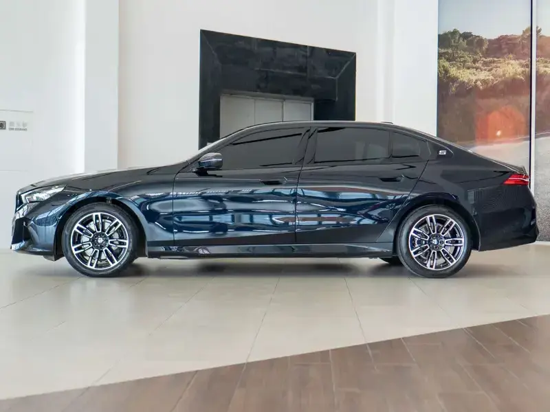 2026 BMW 5 серии с пробегом 13 800 км