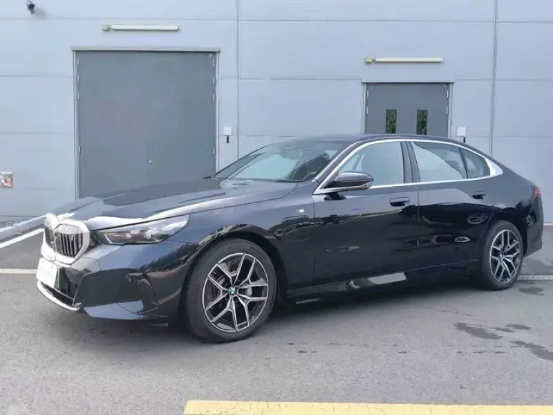 2025 BMW i5 с пробегом 14 100 км