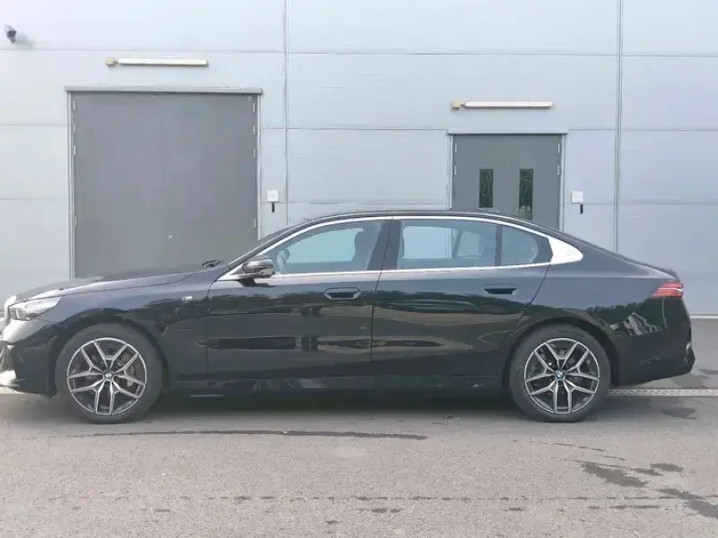 2025 BMW i5 с пробегом 14 100 км