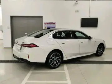 2025 BMW i5 с пробегом 9 500 км