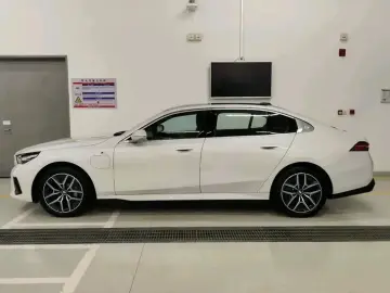 2025 BMW i5 с пробегом 9 500 км