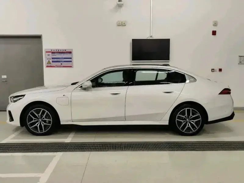 2025 BMW i5 с пробегом 9 500 км