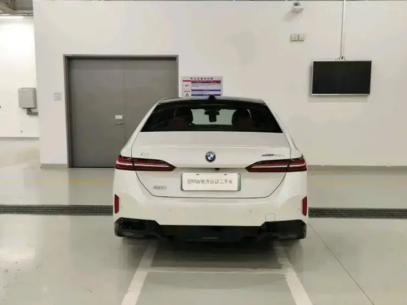 2025 BMW i5 с пробегом 9 500 км