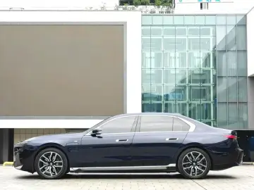 2023 BMW i7 с пробегом 53 000 км