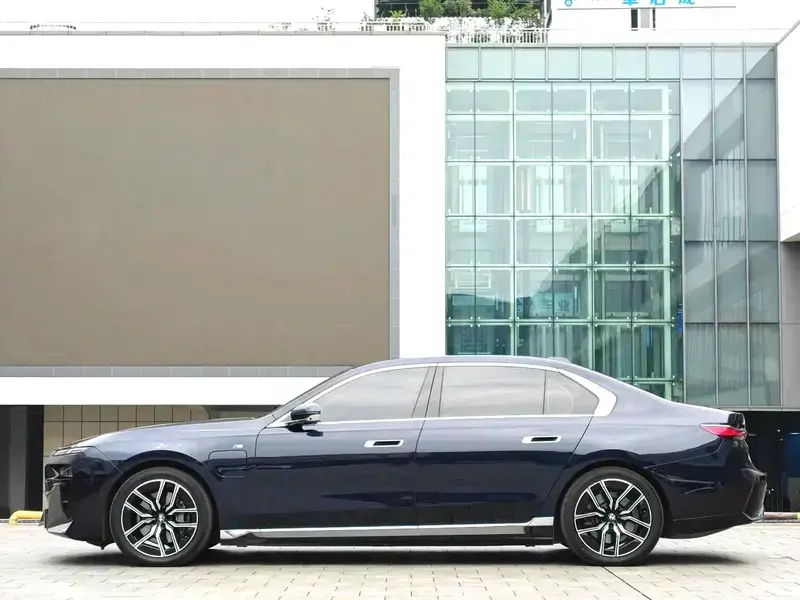 2023 BMW i7 с пробегом 53 000 км
