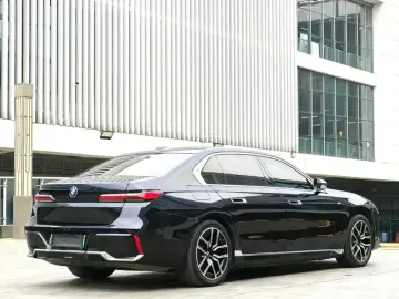 2023 BMW i7 с пробегом 53 000 км