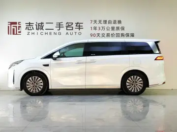 2025 BYD Xia (M9) с пробегом 25 000 км