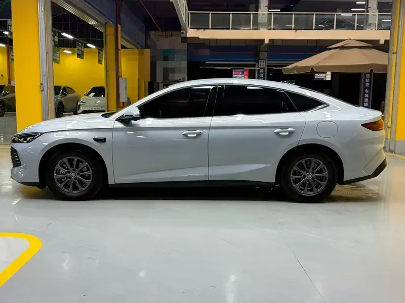 2025 BYD Qin L с пробегом 10 300 км