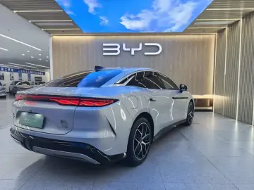 2025 BYD Han L с пробегом 7 400 км