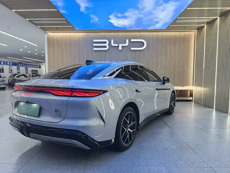 2025 BYD Han L с пробегом 7 400 км