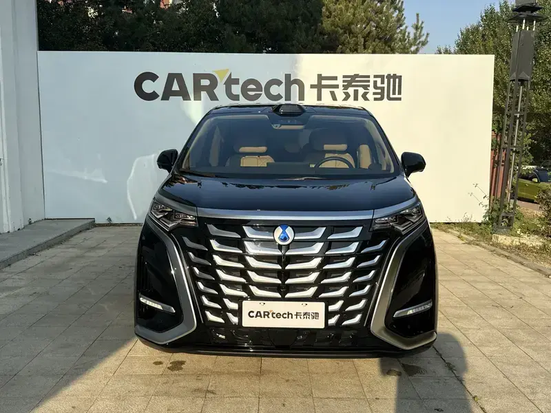 2025 Denza D9 с пробегом 12 000 км
