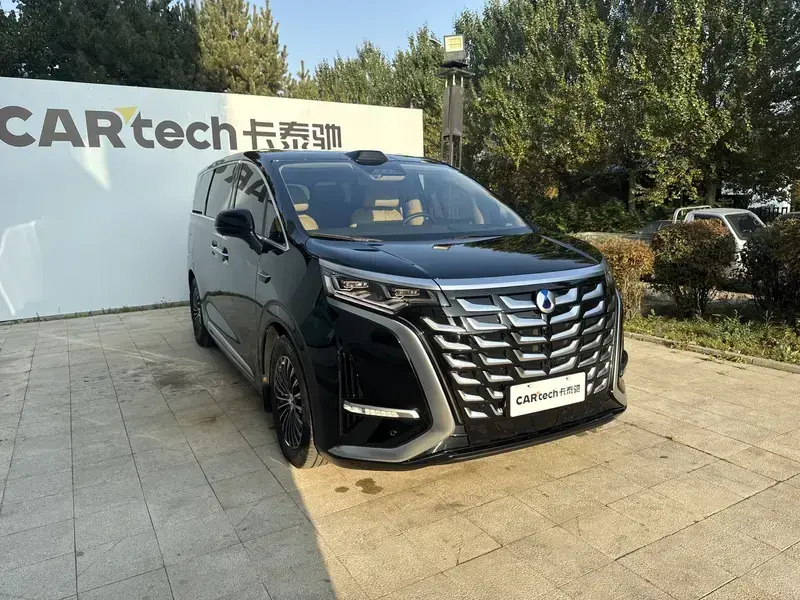 2025 Denza D9 с пробегом 12 000 км