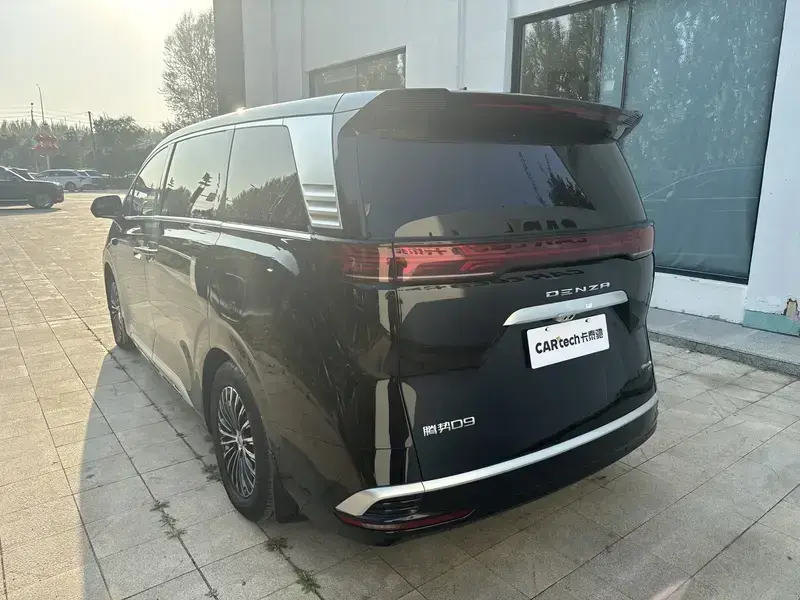 2025 Denza D9 с пробегом 12 000 км