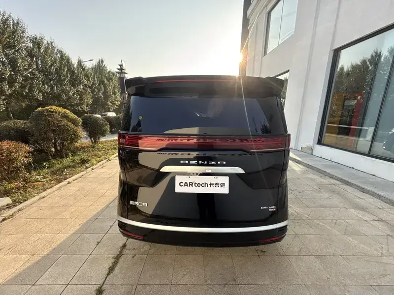 2025 Denza D9 с пробегом 12 000 км