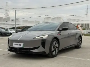 2025 Hongqi EH7 с пробегом 17 000 км