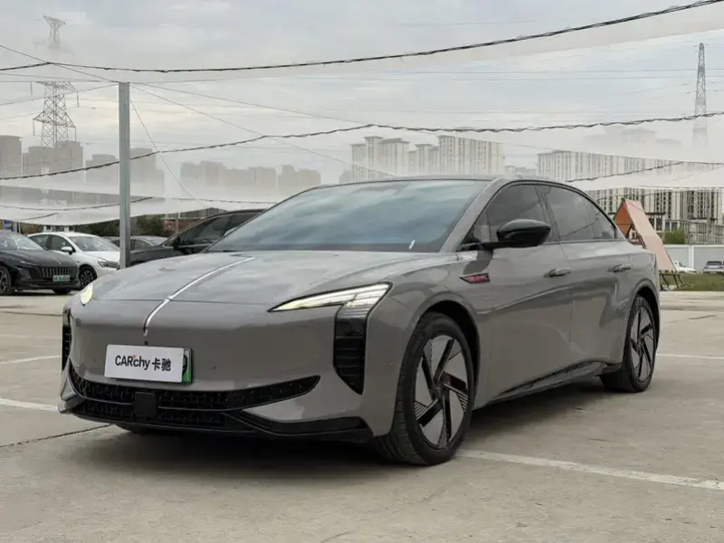 2025 Hongqi EH7 с пробегом 17 000 км