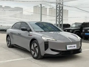 2025 Hongqi EH7 с пробегом 17 000 км