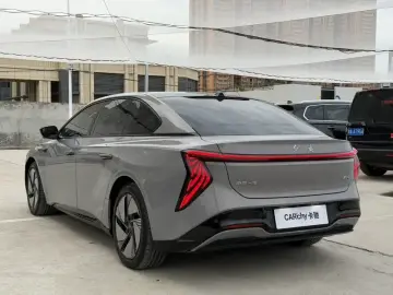 2025 Hongqi EH7 с пробегом 17 000 км