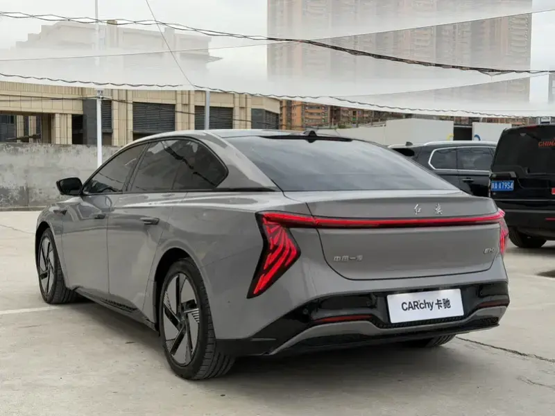 2025 Hongqi EH7 с пробегом 17 000 км