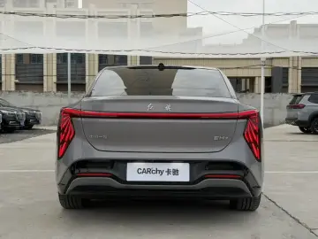 2025 Hongqi EH7 с пробегом 17 000 км