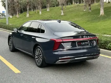 2024 Hongqi H5 с пробегом 13 000 км