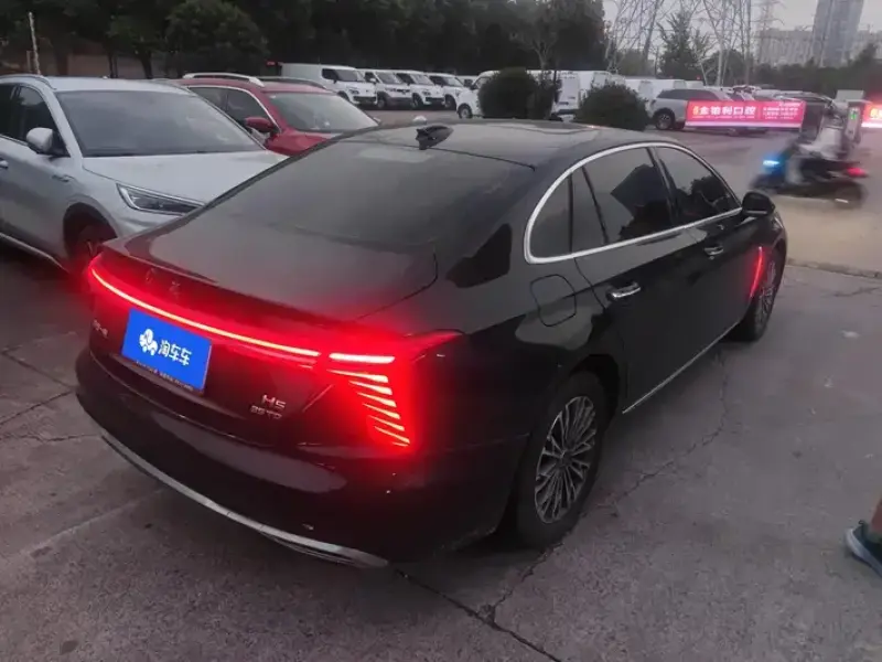 2025 Hongqi H5 с пробегом 18 000 км
