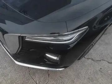 2025 Hongqi H5 с пробегом 18 000 км