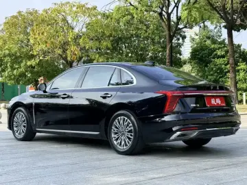 2023 Hongqi H5 с пробегом 14 000 км