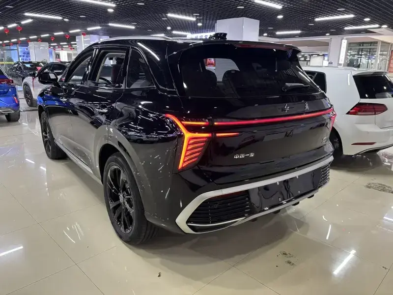 2025 Hongqi HS3 с пробегом 8 000 км