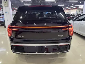 2025 Hongqi HS3 с пробегом 8 000 км