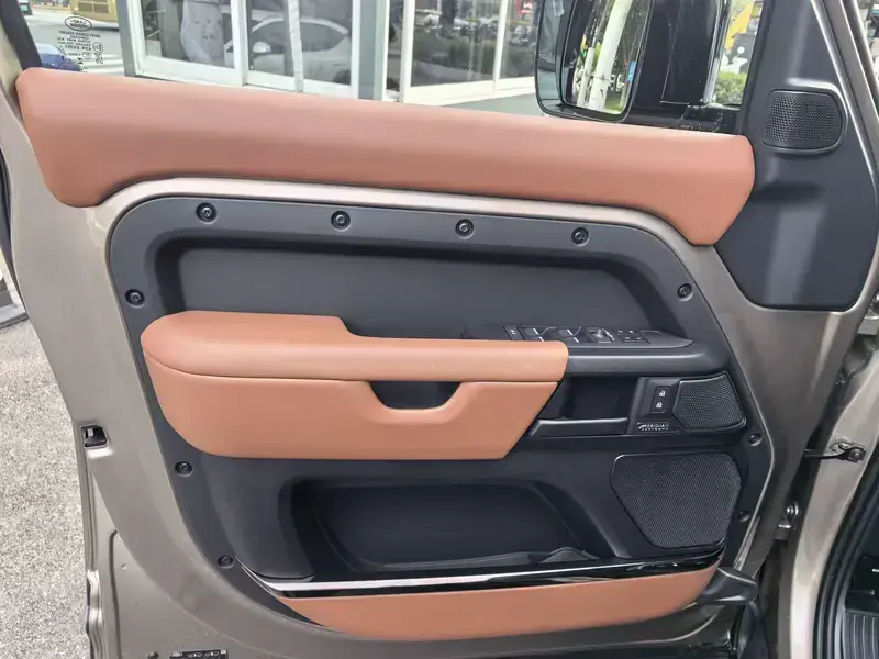 2026 Land Rover Defender с пробегом 2 600 км