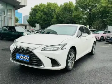 2025 Lexus ES с пробегом 4 000 км