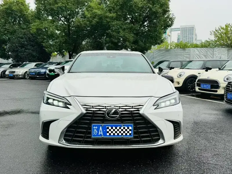 2025 Lexus ES с пробегом 4 000 км