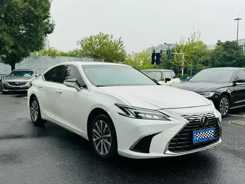 2025 Lexus ES с пробегом 4 000 км