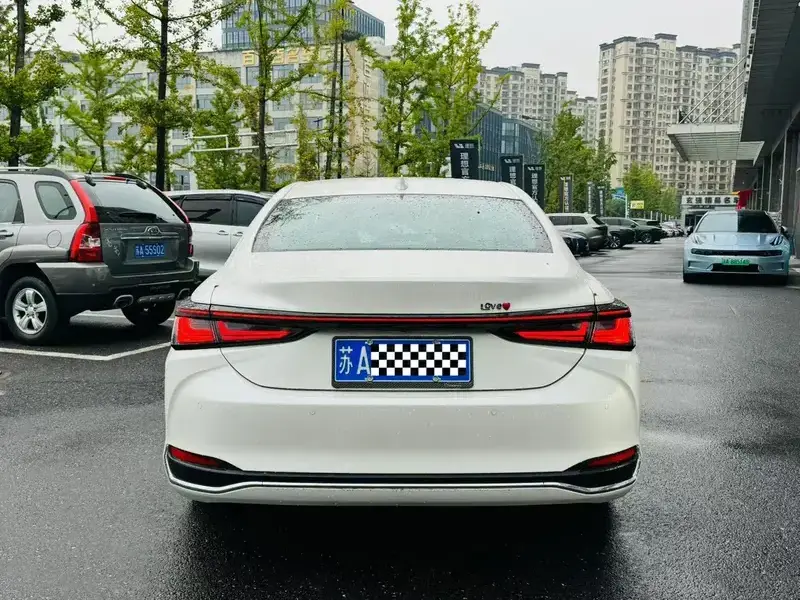 2025 Lexus ES с пробегом 4 000 км