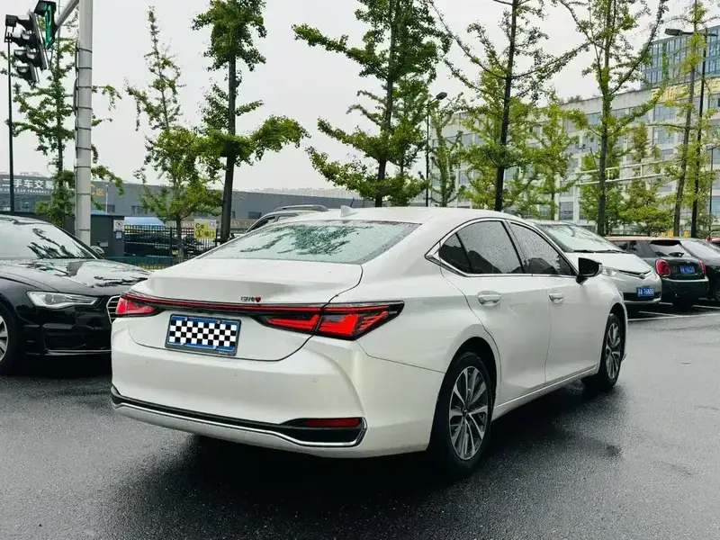 2025 Lexus ES с пробегом 4 000 км