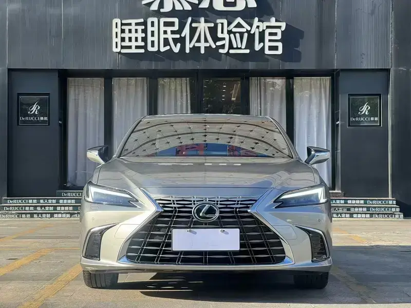 2025 Lexus ES с пробегом 20 000 км