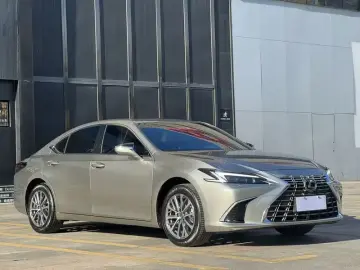 2025 Lexus ES с пробегом 20 000 км