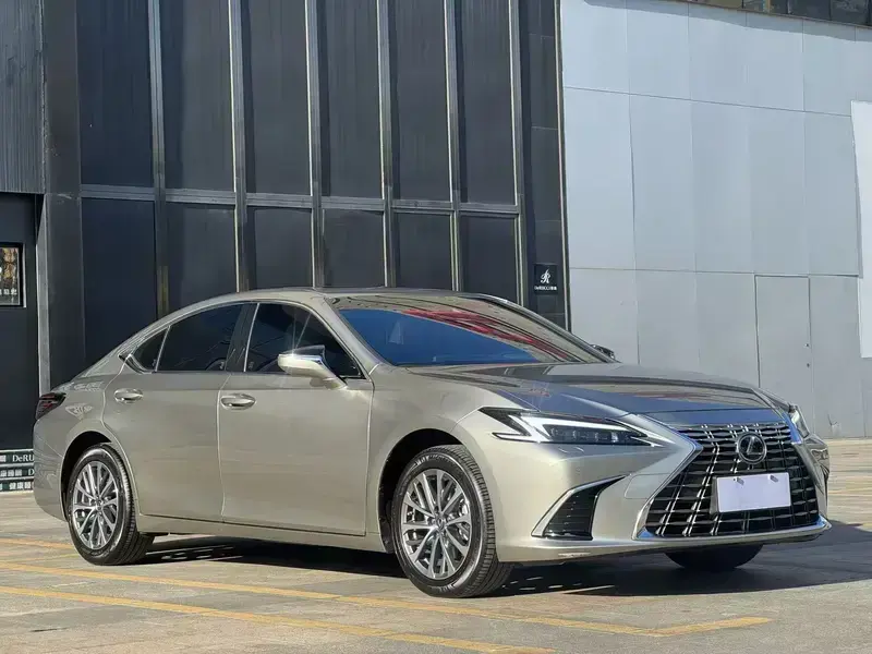 2025 Lexus ES с пробегом 20 000 км