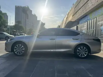 2025 Lexus ES с пробегом 20 000 км