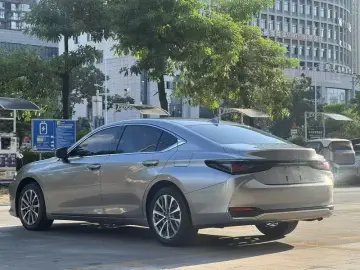2025 Lexus ES с пробегом 20 000 км