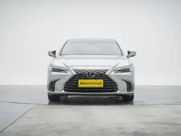 2025 Lexus ES с пробегом 19 300 км