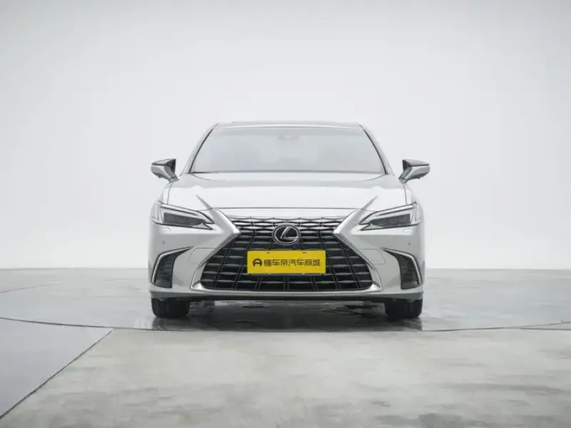 2025 Lexus ES с пробегом 19 300 км