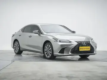 2025 Lexus ES с пробегом 19 300 км