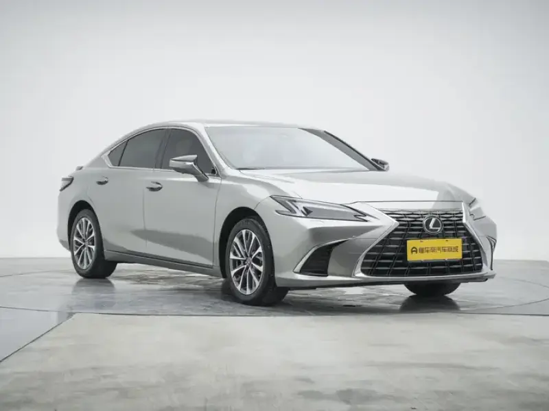 2025 Lexus ES с пробегом 19 300 км