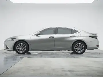 2025 Lexus ES с пробегом 19 300 км