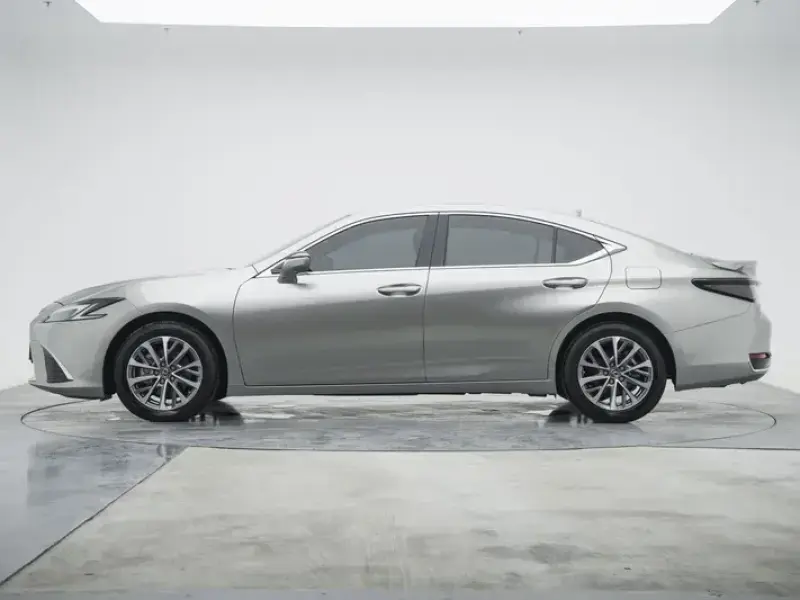 2025 Lexus ES с пробегом 19 300 км