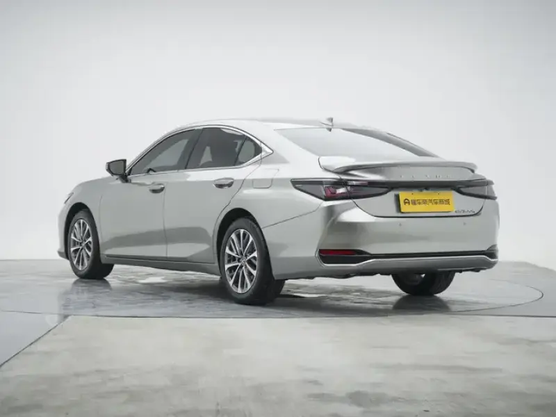 2025 Lexus ES с пробегом 19 300 км